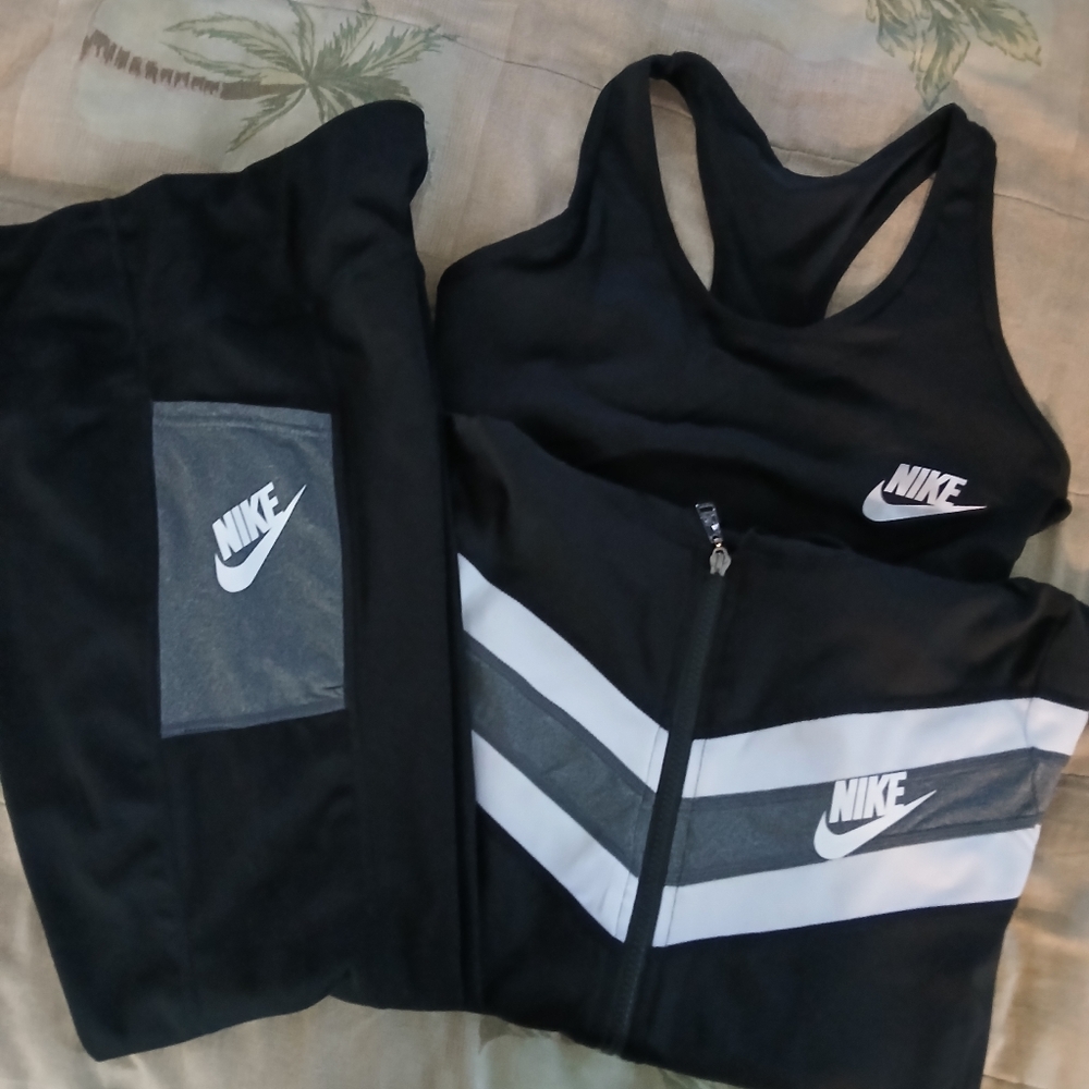 NWOT-Nike Women's Black and Gray Activewear Set - Picture 4 of 6